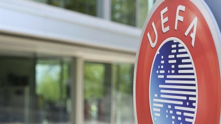 УЕФА пожизненно отстранил чешского тренера, снимавшего футболисток в душе