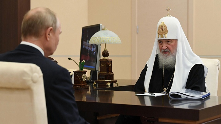 Патриарх Кирилл тратит много сил в своем служении России, отметил Путин